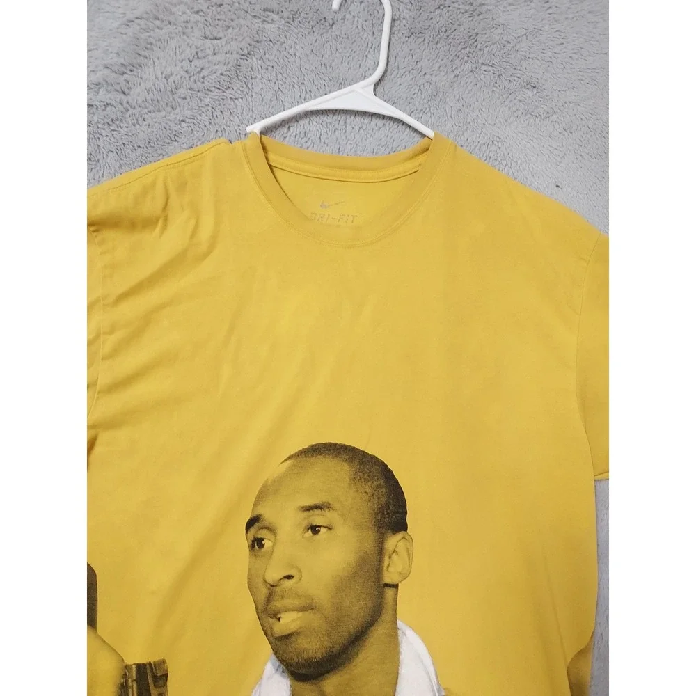 Kobe Bryant Shirt Mens Large Los Angelese Lakers Graphic Tee Yellow NBA FLAWS